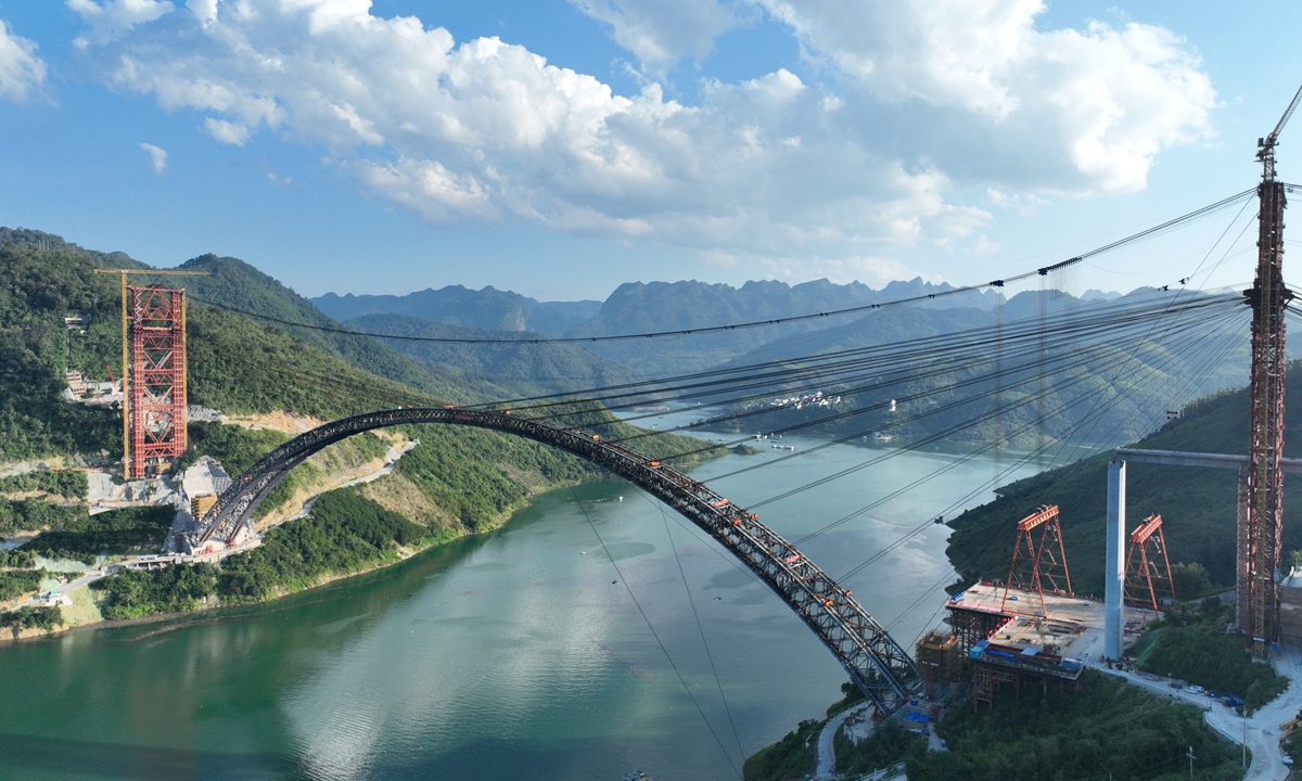 The final arch-rib segment of the Hongshui River Railway Bridge on the Huangtong-Baise Railway is hoisted into place at the Guizhou-Guangxi border on September 29, 2026, completing the arch-rib closure. The milestone advances construction of what will be the world's longest-span railway-only arch bridge, paving the way for the railway's scheduled opening. Photo: IC