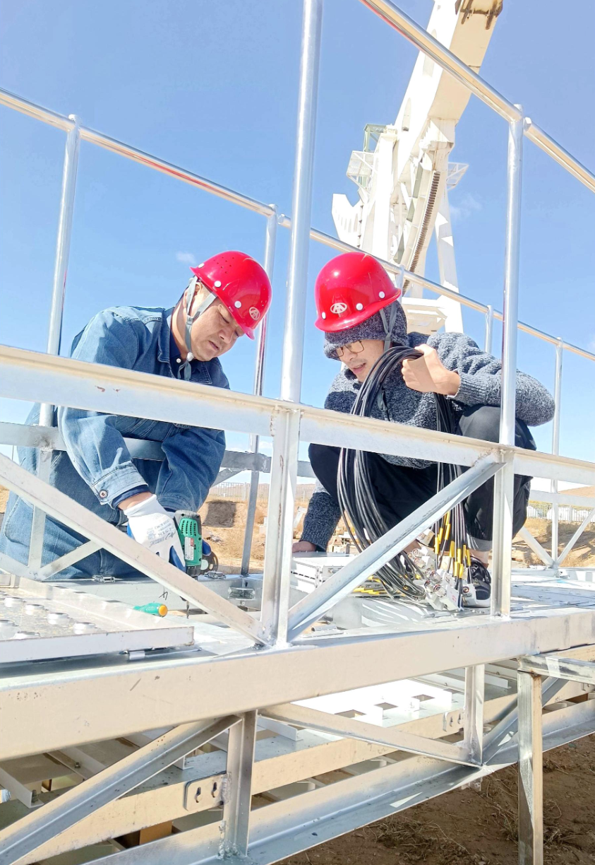 Workers install the interplanetary scintillation telescope receiver. Photo: Courtesy of CETC 16th Research Institute