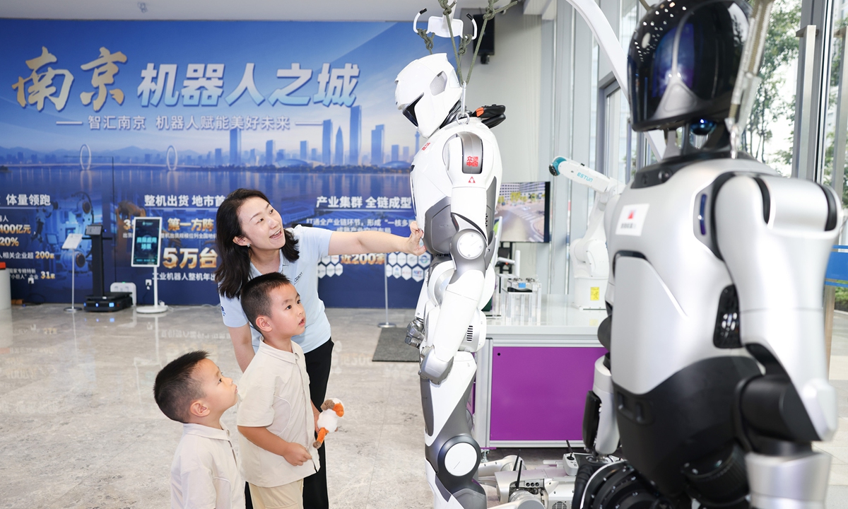 Citizens visit and experience exhibits at Nanjing's first robot 6S store during its trial operation in Nanjing, East China's Jiangsu Province on September 29, 2026. Photo: VCG
