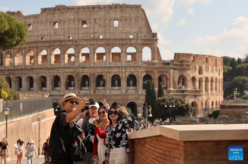 Chinese tourists take a selfie with the Colosseum in Rome, Italy, Oct. 4, 2026. (Xinhua/Li Jing)