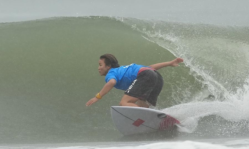 Yang Siqi of China competes during the women's shortboard gold medal match of Surfing against Ikeda Mirai of Japan at the 20th Asian Games Aichi-Nagoya 2026 in Tahara of Aichi Prefecture, Japan, Sept. 29, 2026. Photo: Xinhua

