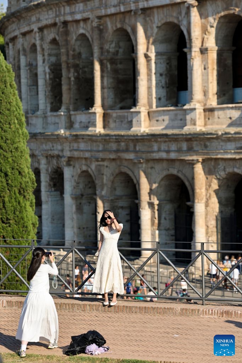 A Chinese tourist poses with the Colosseum on the Palatine Hill in Rome, Italy, Oct. 4, 2026. (Xinhua/Li Jing)