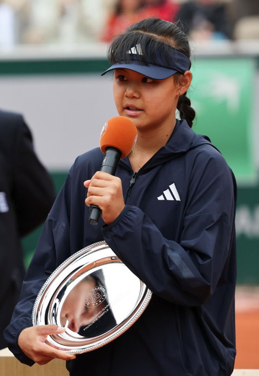 Sun Xinran of China speaks during the award ceremony after the girl's singles final match against Alisa Oktiabreva of Russia at the French Open at Roland Garros, Paris, France, June 6, 2026. (Xinhua/Wu Huiwo)