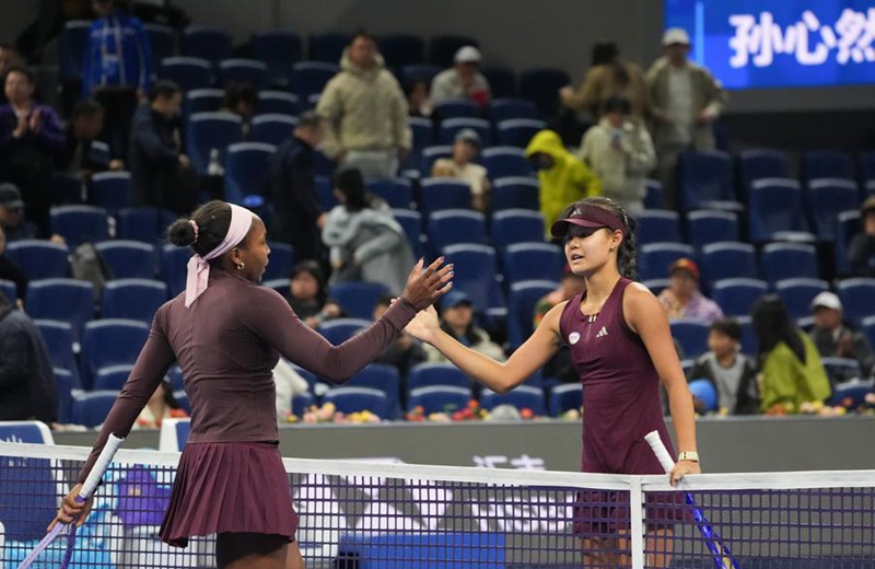 Sun Xinran (R) greets Coco Gauff after the match. (Xinhua/Xie Han)
