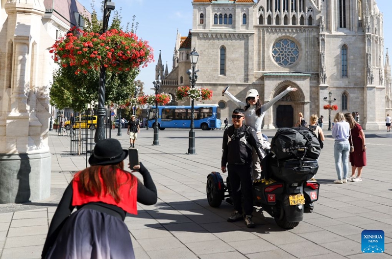Chinese tourists take selfies at Castle Hill in Budapest, Hungary, Oct. 5, 2026. Photo: Xinhua