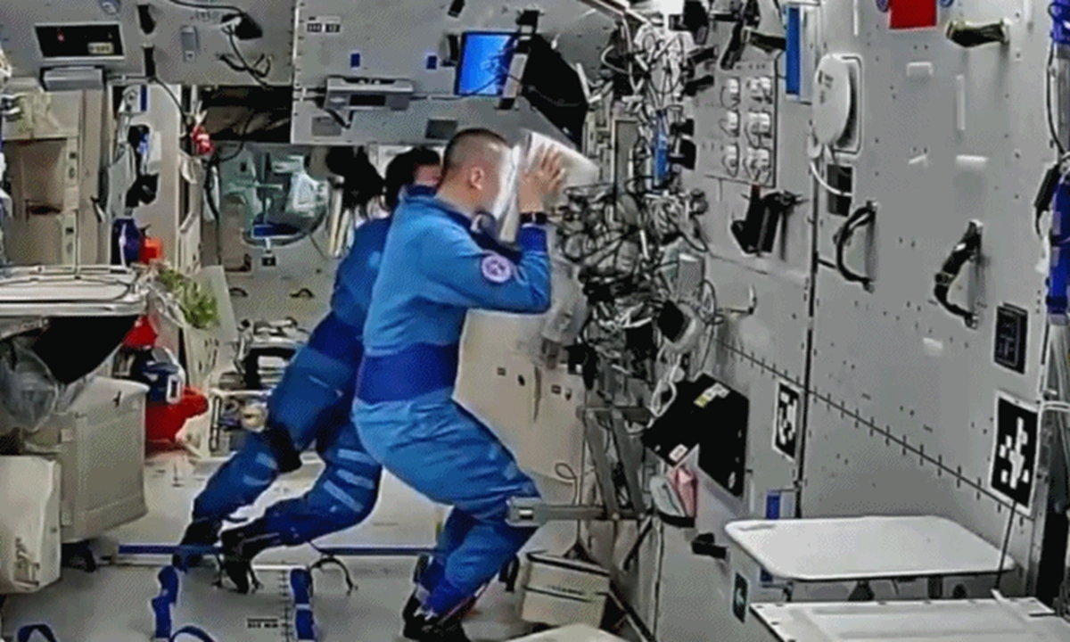 Taikonauts aboard the Shenzhou-23 crew use a TCM diagnostic device to monitor their health. Photo: CCTV News