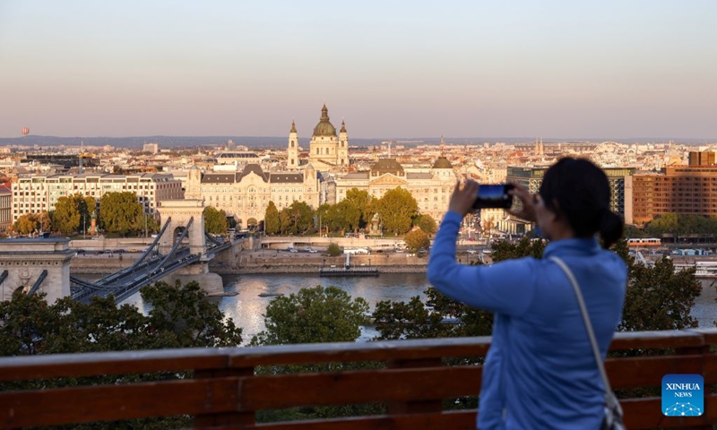 A Chinese tourist takes photos at Castle Hill in Budapest, Hungary, Oct. 5, 2026. Photo: Xinhua