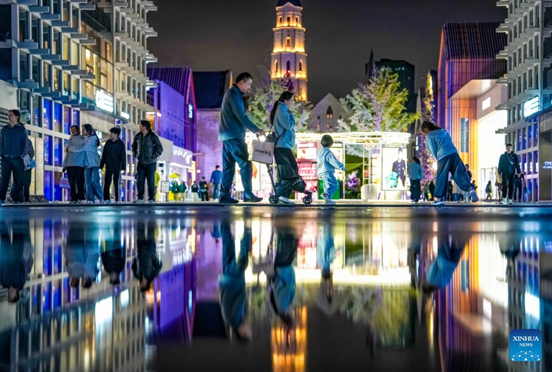 People enjoy their leisure time at a shopping plaza in Kunming, southwest China's Yunnan Province, Oct. 5, 2026. During the National Day holiday, night tours were launched across China to create diversified consumption scenes. Photo: Xinhua