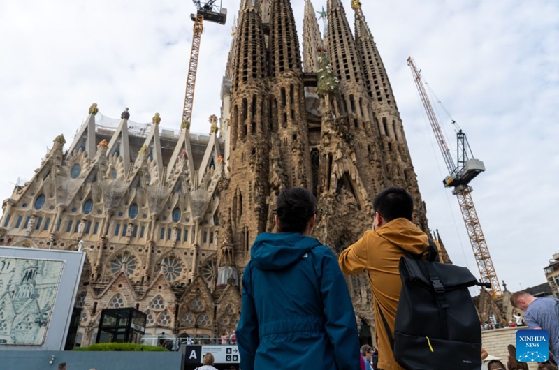 Chinese tourists take photos in front of Sagrada Familia Basilica in Barcelona, Spain, Oct. 6, 2026. Photo: Xinhua