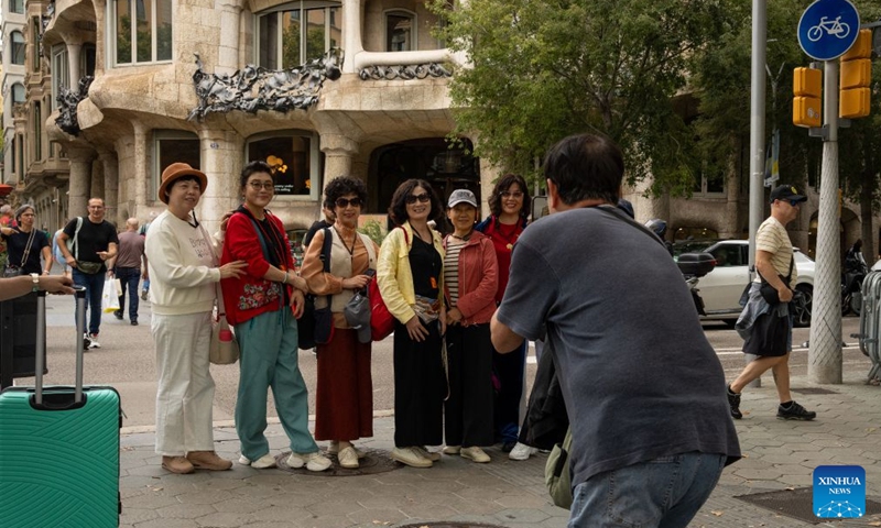 A group of Chinese tourists pose for a photo in Barcelona, Spain, Oct. 6, 2026. Photo: Xinhua