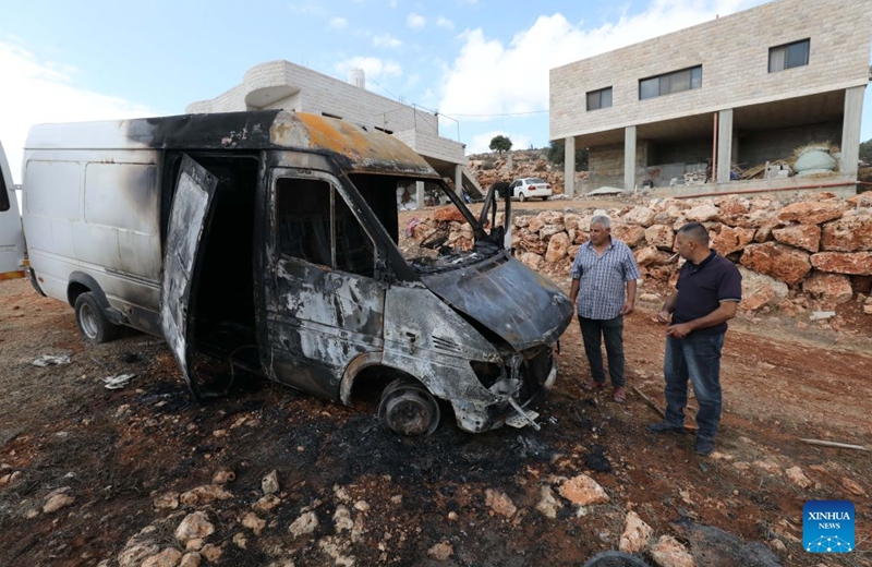 Palestinians inspect a vehicle burnt by Israeli settlers in the village of Aqraba, south of Nablus, in the West Bank, Oct. 6, 2026. Photo: Xinhua