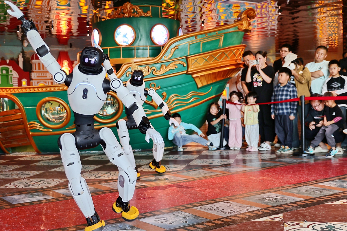 Visitors watch an intelligent robot dance performance at an aquarium in Qinhuangdao, North China's Hebei Province, on October 7, 2026. Many parents and children visited the aquarium on the last day of the seven-day National Day holidays. Photo: IC