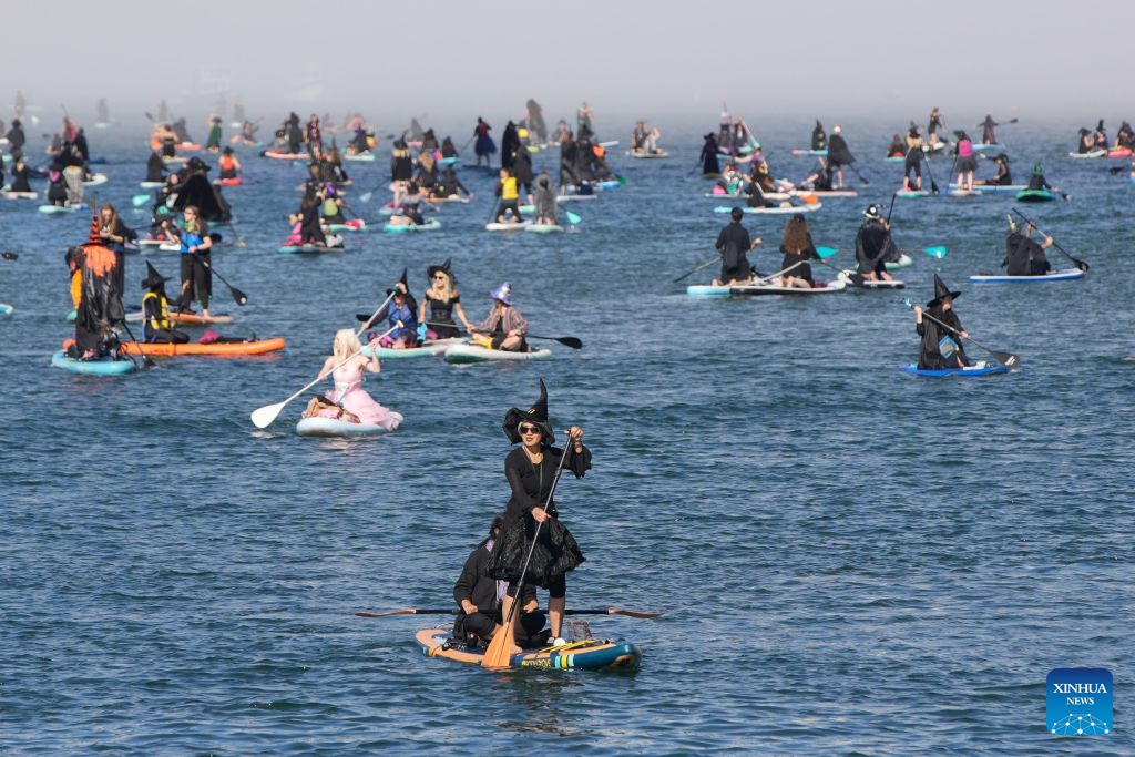 Participants dressed as witches paddle along the waterfront during the 6th Witchilano Paddle in Vancouver, British Columbia, Canada, Oct. 3, 2026. The annual event took place on Saturday, bringing together hundreds of costumed paddlers to celebrate the upcoming Halloween on the water. (Photo by Liang Sen/Xinhua)
