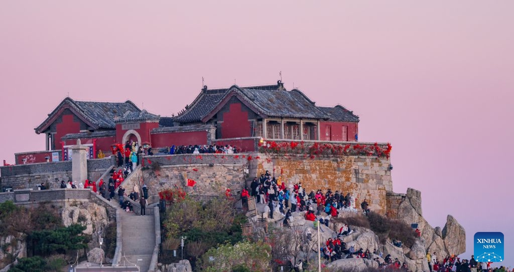 Tourists wait for the sunrise at the scenic area of Mount Tai in Tai'an, east China's Shandong Province, Oct. 8, 2026. (Xinhua/Chen Yehua)