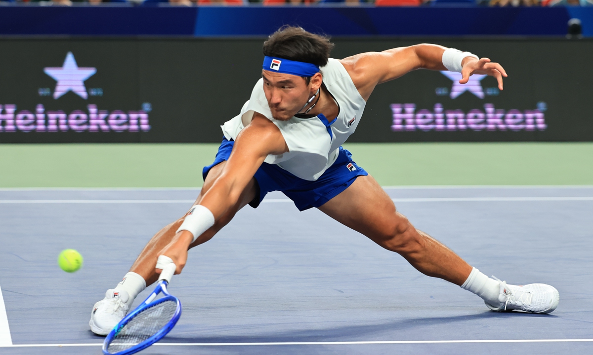 Chinese tennis player Bu Yunchaokete returns the ball to Luca van Assche of France during their first-round match at the Shanghai Masters on October 8, 2026 in Shanghai. Bu won the match 7-6 (3), 6-3. Photo: VCG
