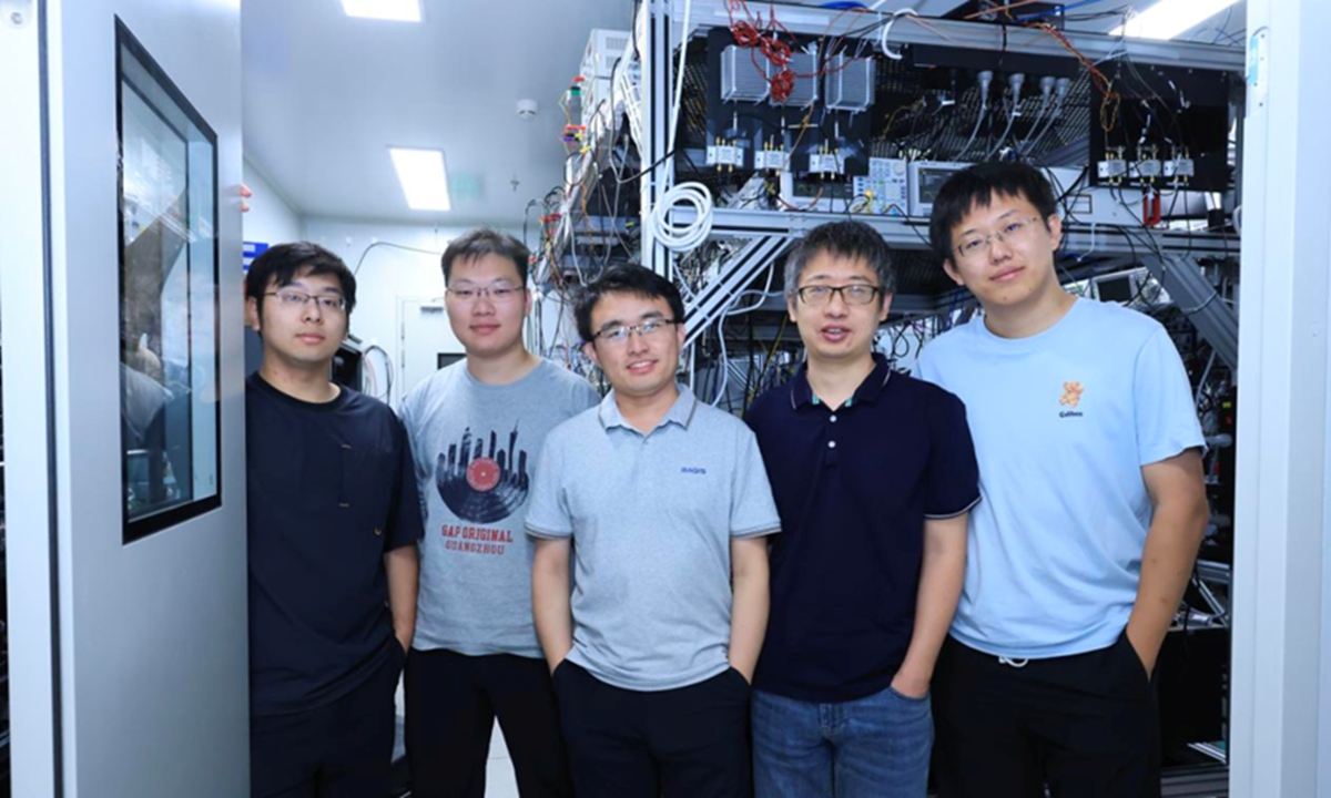 Tsinghua University associate professor Ding Shiqian (center) takes a group picture with his research team. Photo: Courtesy of Tsinghua University 