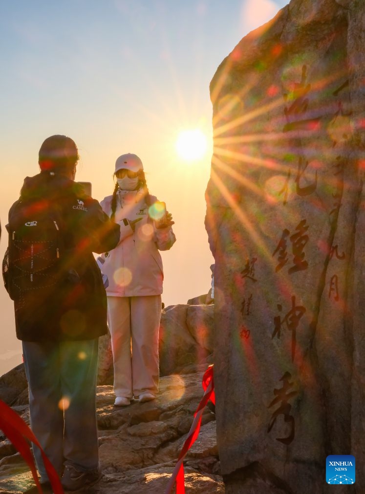 Tourists pose for photos at the scenic area of Mount Tai in Tai'an, east China's Shandong Province, Oct. 8, 2026. (Xinhua/Chen Yehua)