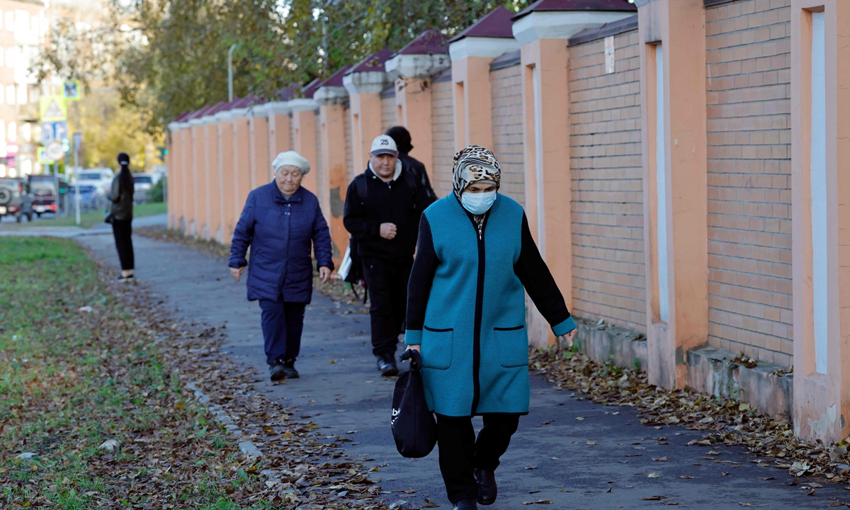 A woman wearing a face mask walks past the anti-plague institute in the city of Irkutsk in Russia on October 7, 2026. An employee of the lab died of pneumonia earlier and Russia on Thursday denied reports of a second case of illness amid international attention, media reported. Photo: VCG