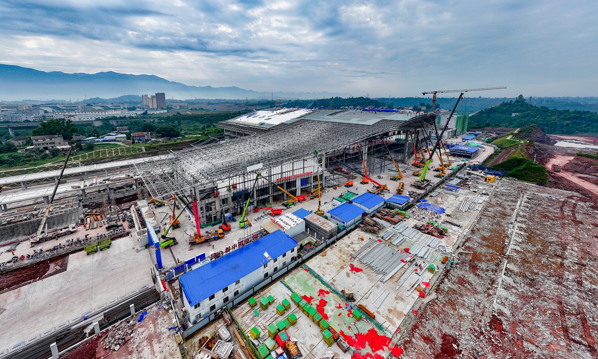 The main structure of the Guang'an east station on the Xi'an-Chongqing High-Speed Railway in Guang'an, Southwest China's Sichuan Province, is completed on October 8, 2026. The project has fully entered the stages of decoration, equipment installation and roof panel laying. Photo: VCG