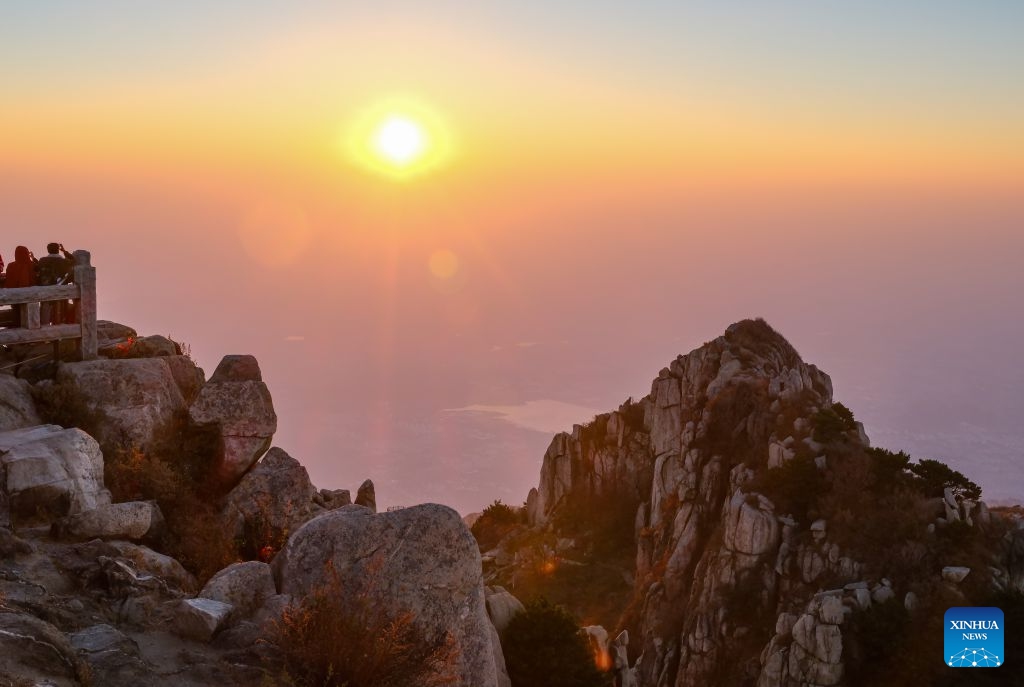 Tourists watch the sunrise at the scenic area of Mount Tai in Tai'an, east China's Shandong Province, Oct. 8, 2026. (Xinhua/Chen Yehua)