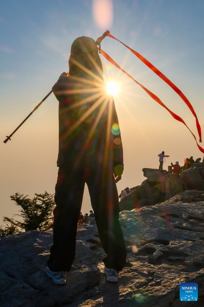 Tourists pose for photos at the scenic area of Mount Tai in Tai'an, east China's Shandong Province, Oct. 8, 2026. (Xinhua/Chen Yehua)