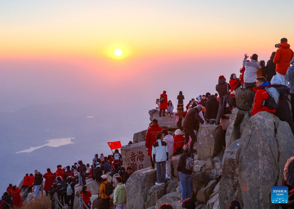 Tourists watch the sunrise at the scenic area of Mount Tai in Tai'an, east China's Shandong Province, Oct. 8, 2026. (Xinhua/Chen Yehua)