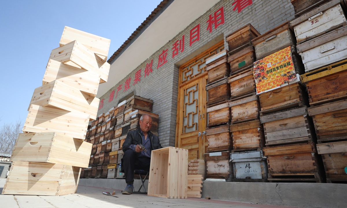 A local villager makes beehives in Jingyuan county, Northwest China's Ningxia Hui Autonomous Region, on April 15, 2020. In recent years, the beekeeping industry has become an important source of income for local residents, helping them improve their livelihoods. Photos: VCG