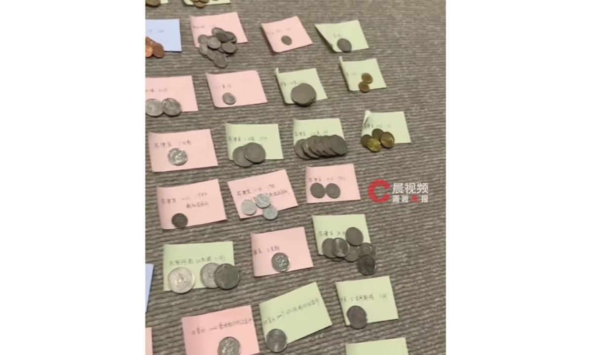 Coins from various countries are sorted after being taken out of the money jar. Photo: Xiaoxiang Morning Herald report