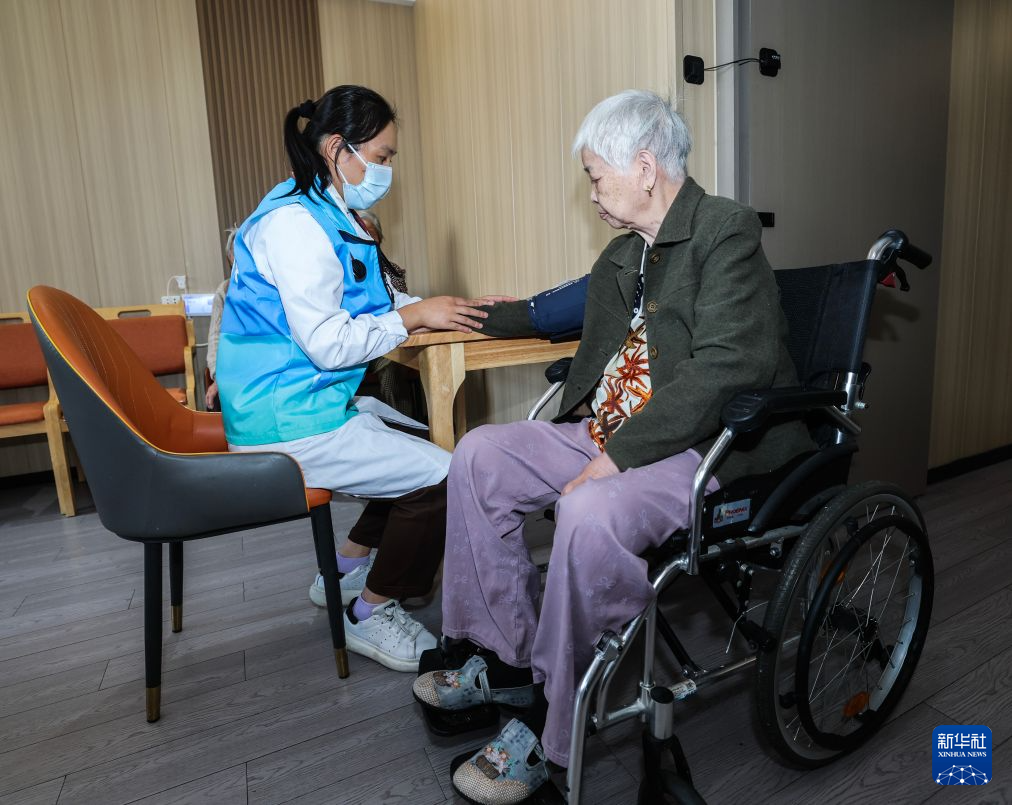 10月8日，慈溪市胜山镇卫生院家庭医生到胜山镇安之笑养老服务中心为老人开展健康随访。新华社记者 徐昱 摄