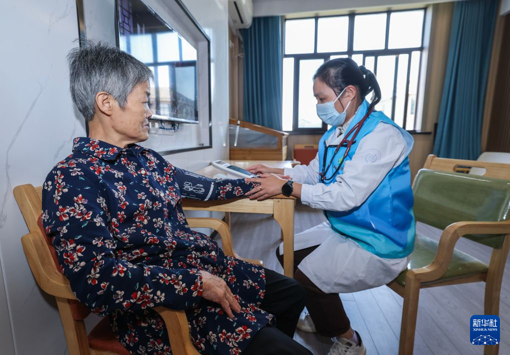 10月8日，慈溪市胜山镇卫生院家庭医生到胜山镇安之笑养老服务中心为老人开展健康随访。新华社记者 徐昱 摄