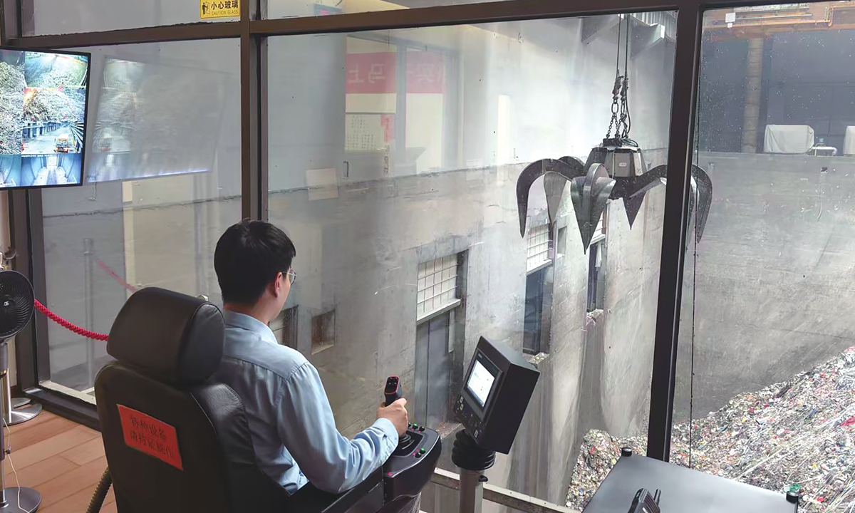 A technician remotely controls a rectangular grapple to grab waste via machine telemetry at the waste treatment plant at the Everbright Ecological Industrial Park in Xiong'an New Area on October 9, 2026. Photo: Hu Yuwei/GT