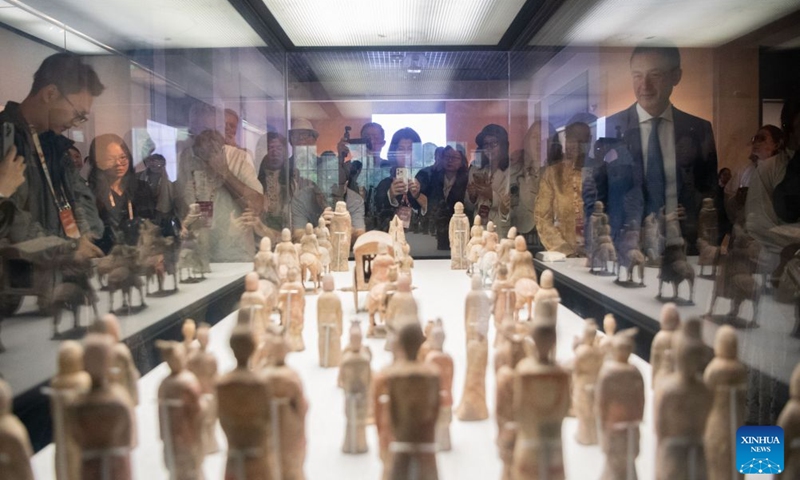 Guests visit the Luoyang Museum in Luoyang, central China's Henan Province, Oct. 10, 2026.
From Oct. 9 to 10, guests from various countries attending the 2026 Global Mayors Dialogue in Luoyang visited a number of cultural landmarks and equipment manufacturing enterprises in Luoyang, experiencing the historical heritage and modern development of the ancient capital. Photo: Xinhua