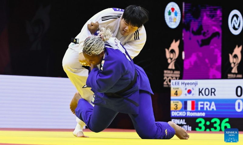Lee Hyeonji (top) of South Korea fights with Romane Dicko of France during the women's +78kg final at the 2026 World Senior Judo Championships in Baku, Azerbaijan, Oct. 10, 2026. (Xinhua/Chen Junfeng)