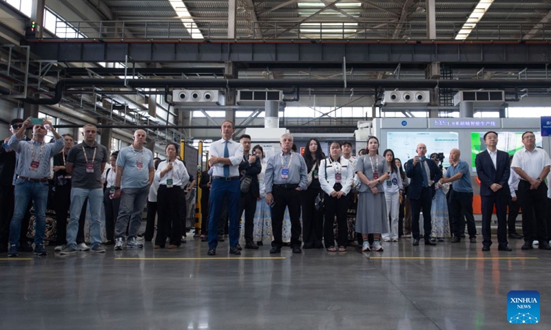 Guests visit a factory of Luoyang Bearing Group in Luoyang, central China's Henan Province, Oct. 10, 2026.
From Oct. 9 to 10, guests from various countries attending the 2026 Global Mayors Dialogue in Luoyang visited a number of cultural landmarks and equipment manufacturing enterprises in Luoyang, experiencing the historical heritage and modern development of the ancient capital. Photo: Xinhua
