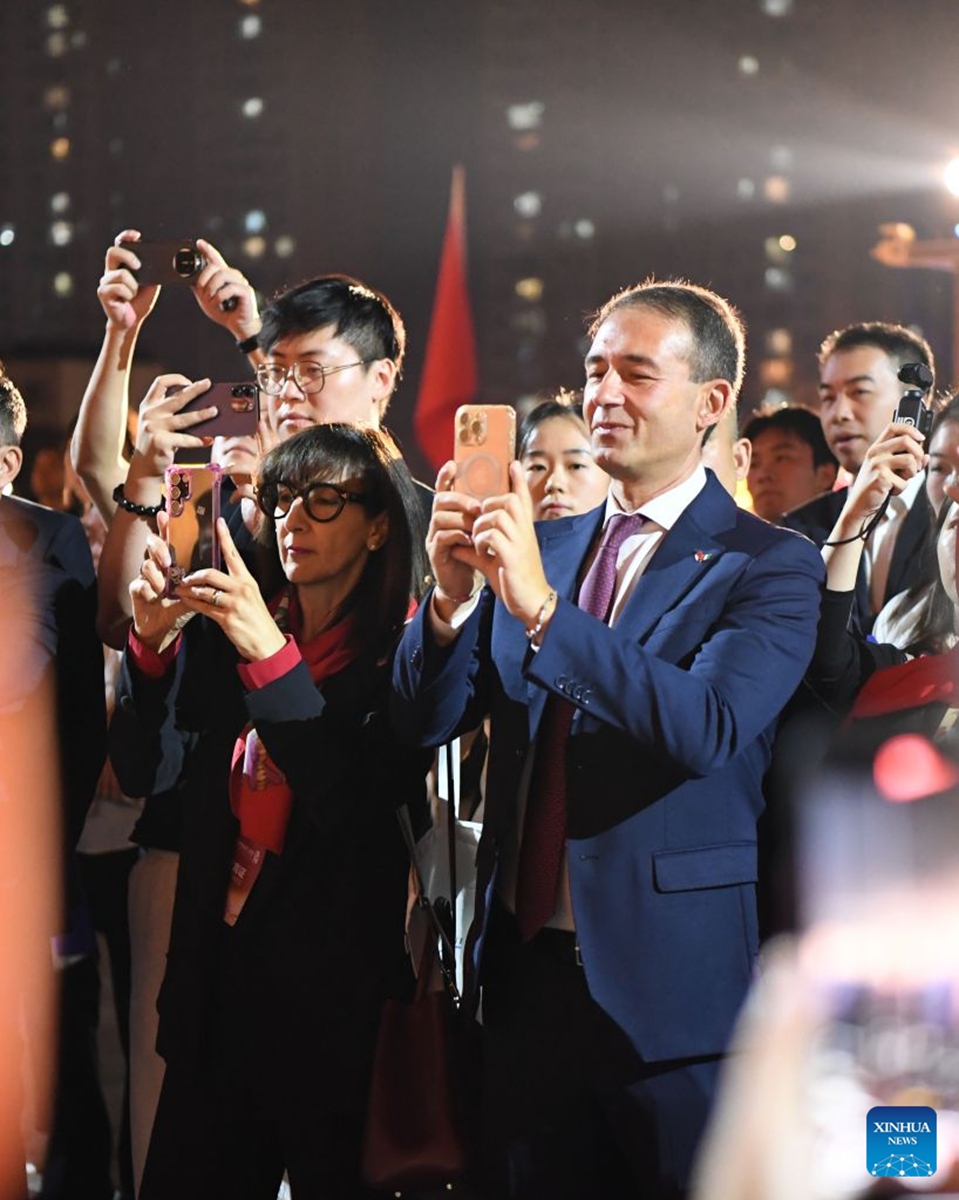 Guests visit Yingtian Gate Site Museum in Luoyang, central China's Henan Province, Oct. 9, 2026.
From Oct. 9 to 10, guests from various countries attending the 2026 Global Mayors Dialogue in Luoyang visited a number of cultural landmarks and equipment manufacturing enterprises in Luoyang, experiencing the historical heritage and modern development of the ancient capital. Photo: Xinhua