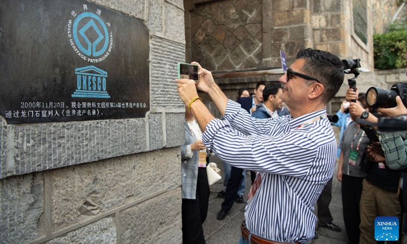 A guest visits the Longmen Grottoes scenic spot in Luoyang, central China's Henan Province, Oct. 10, 2026.
From Oct. 9 to 10, guests from various countries attending the 2026 Global Mayors Dialogue in Luoyang visited a number of cultural landmarks and equipment manufacturing enterprises in Luoyang, experiencing the historical heritage and modern development of the ancient capital. Photo: Xinhua