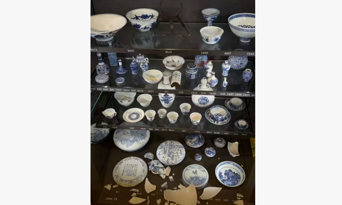 Broken porcelain fragments are seen scattered across the bottom of a display case in Room 95 of the British Museum, while the mounting position marked B629 appears empty. Photo: Screenshot from media reports