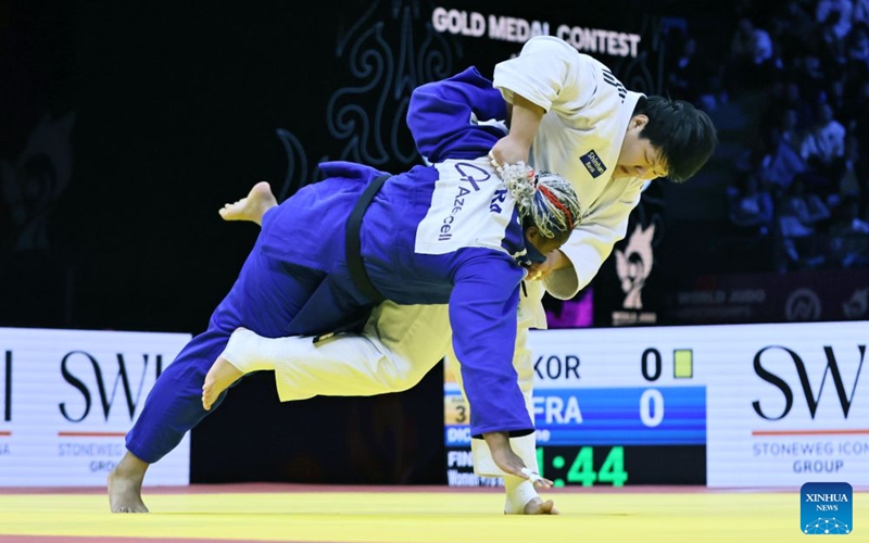 Lee Hyeonji (R) of South Korea fights with Romane Dicko of France during the women's +78kg final at the 2026 World Senior Judo Championships in Baku, Azerbaijan, Oct. 10, 2026. (Xinhua/Chen Junfeng)