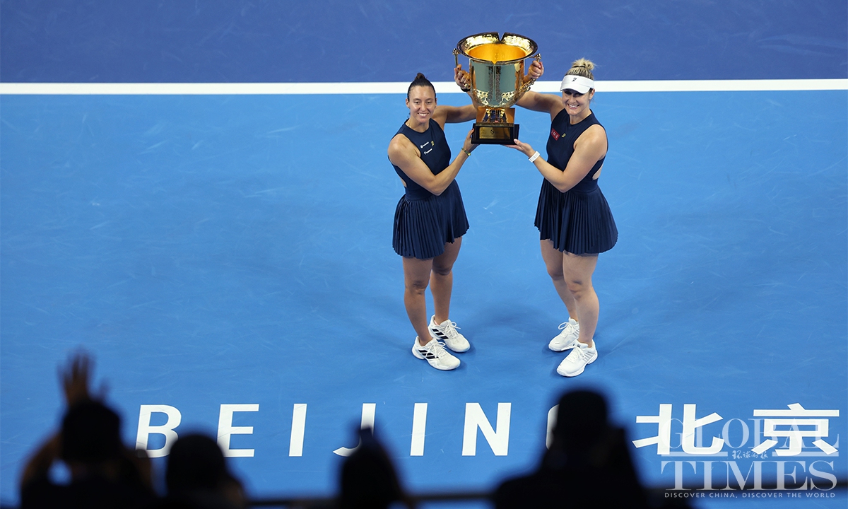 Dabrowski/Stefani defeat Zhang/Siniakova in straight sets to take the title in China (Photo: Cui Meng/GT)