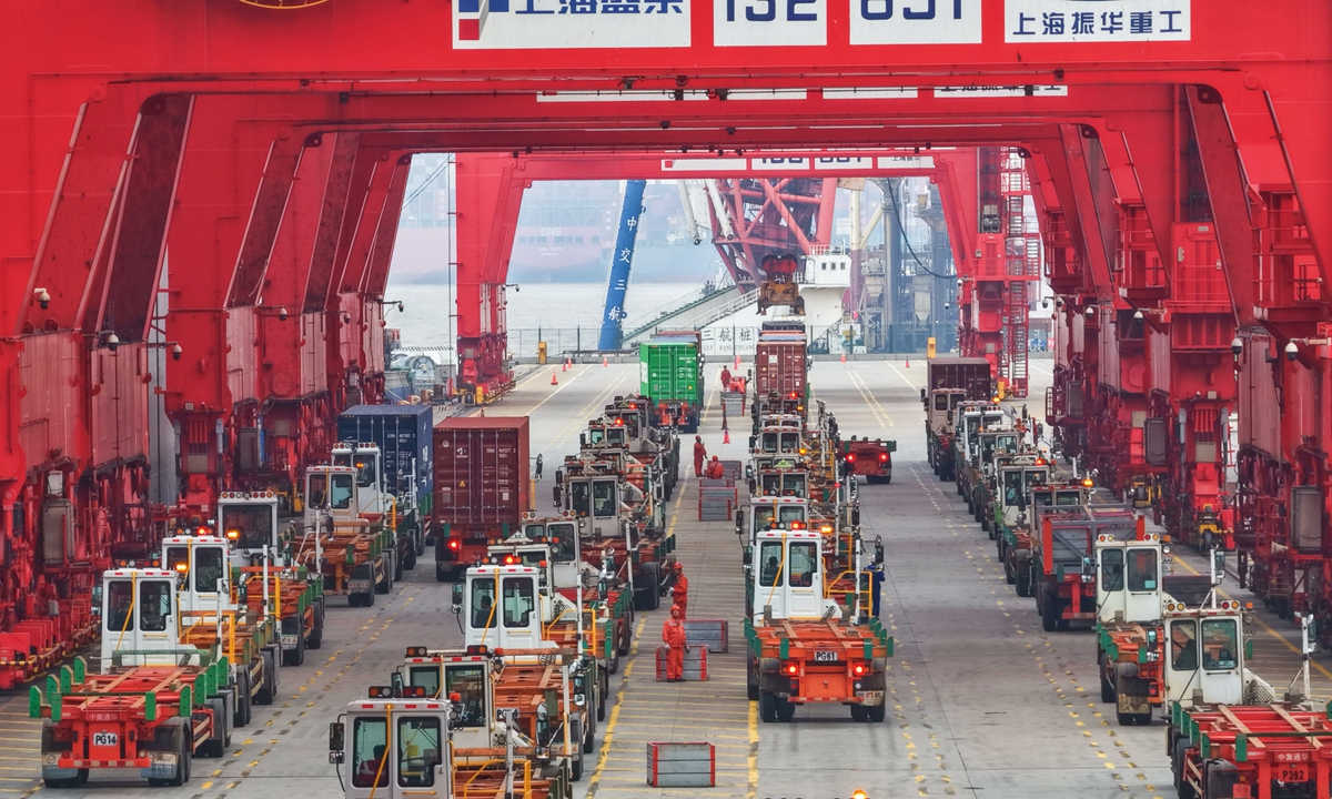 The first batch of exhibits for the 9th China International Import Expo (CIIE) successfully clears customs and enters China under the supervision of Shanghai Customs on October 12, 2026. The 9th CIIE will be held at the National Exhibition and Convention Center in Shanghai from November 5 to 10. Photo: VCG