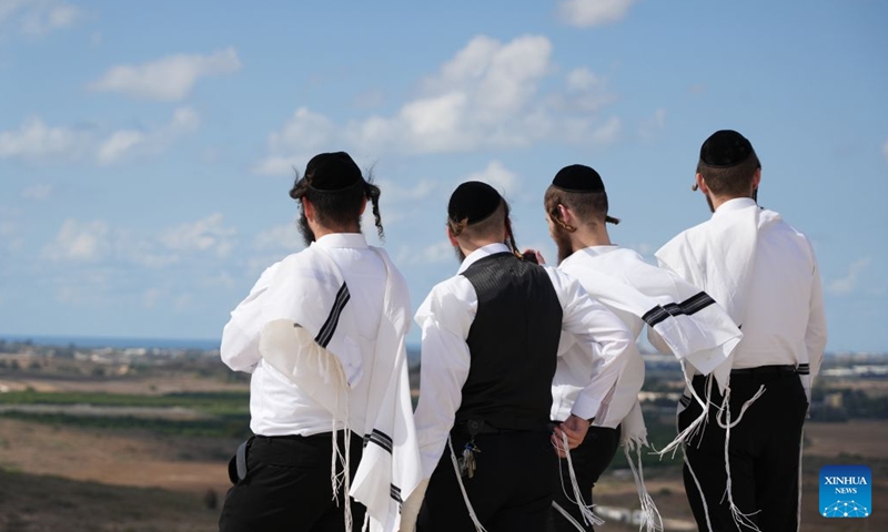 Jewish people look toward the nearby Gaza Strip in Sderot, southern Israel, Oct. 6, 2026. (Xinhua/Wang Zhuolun)

