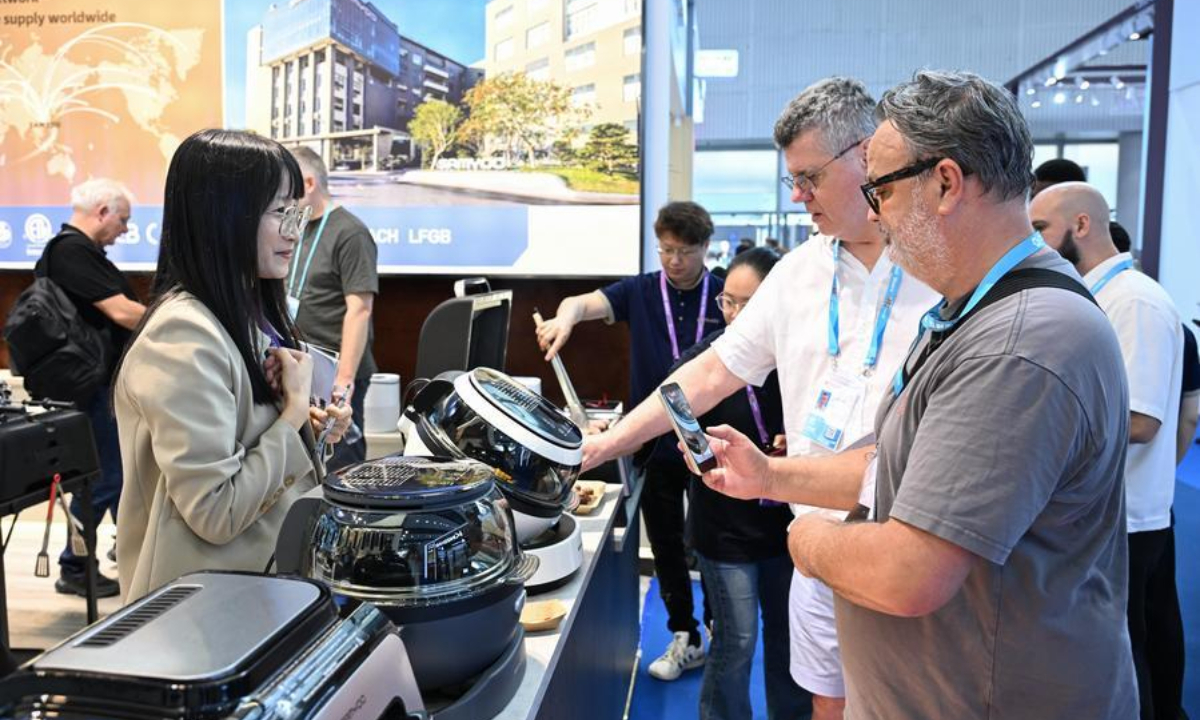 Overseas buyers communicate during the Canton Fair in Guangzhou, south China's Guangdong Province, Oct. 15, 2026. (Xinhua/Deng Hua)