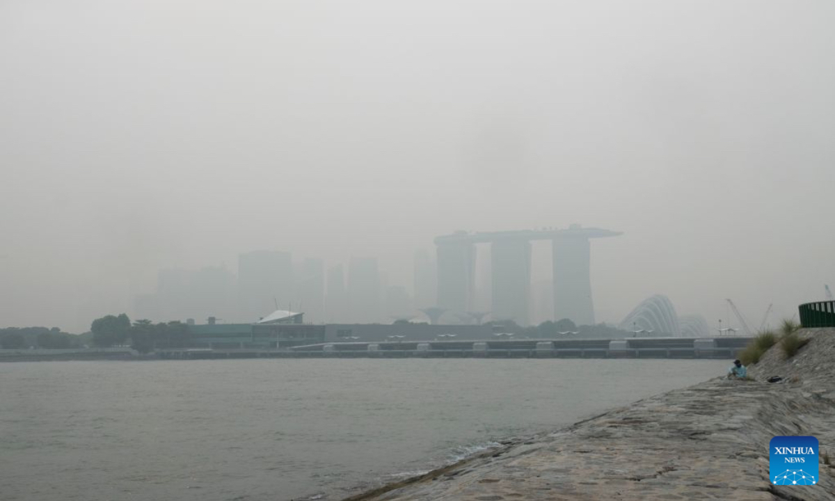 Haze blankets the Marina Bay area in Singapore, Oct. 15, 2026. (Xinhua/Then Chih Wey)