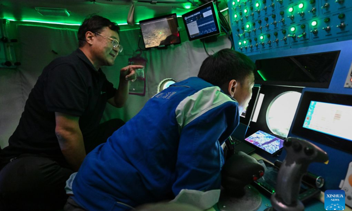 Deep sea researcher Sun Yongfu (L) and submersible pilot Tang Jialing observe from the porthole on the manned deep-sea submersible Jiaolong on Oct. 15, 2026. China's research vessel Deep Sea No. 1, carrying manned deep-sea submersible Jiaolong, is currently on the western Pacific Ocean for deep-sea scientific research.

Jiaolong successfully completed its 470th dive on Oct. 15.

A Xinhua reporter aboard Jiaolong photographed the exploration of the mysterious underwater world. (Xinhua/Li Xin)