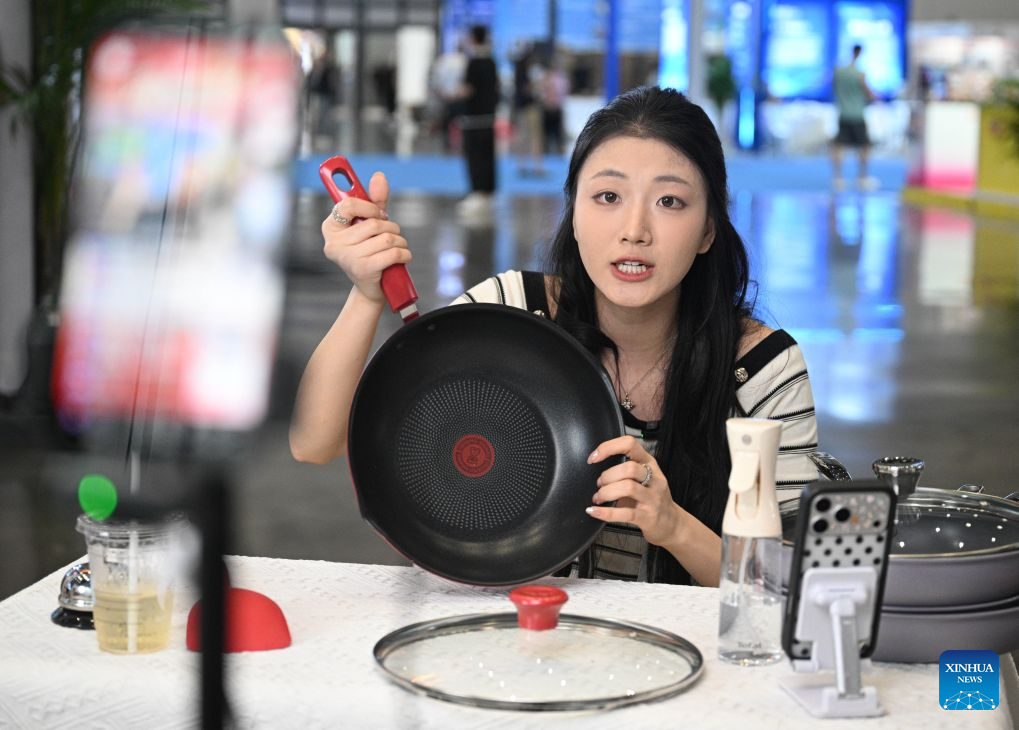 A staff member introduces a pan product via livestreaming at the China Brands Export Expo in Haikou, south China's Hainan Province, Oct. 20, 2026. The three-day expo kicked off here on Tuesday. (Xinhua/Pu Xiaoxu)