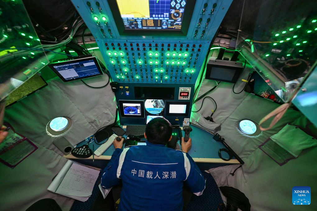 Submersible pilot Tang Jialing operates the manned deep-sea submersible Jiaolong on Oct. 15, 2026. China's research vessel Deep Sea No. 1, carrying manned deep-sea submersible Jiaolong, is currently on the western Pacific Ocean for deep-sea scientific research.

Jiaolong successfully completed its 470th dive on Oct. 15.

A Xinhua reporter aboard Jiaolong photographed the exploration of the mysterious underwater world. (Xinhua/Li Xin)