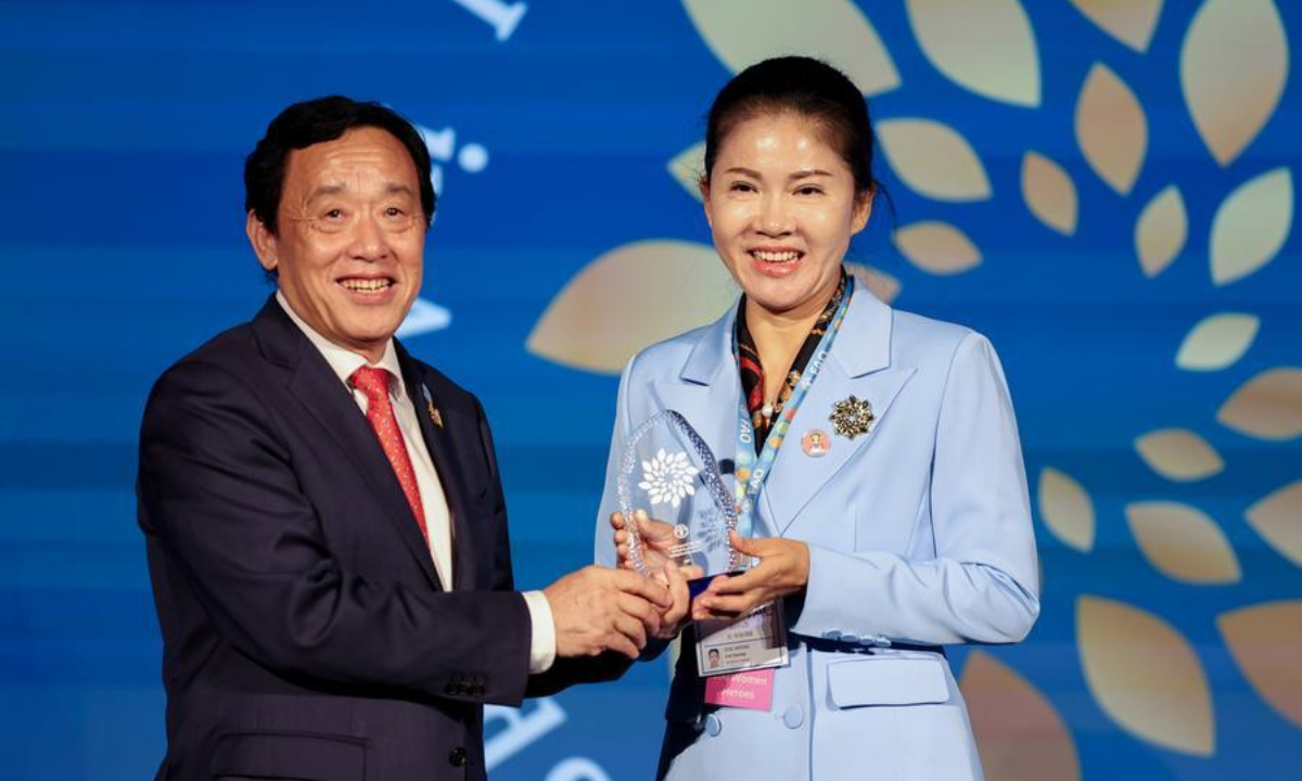 Director-General of the Food and Agriculture Organization of the United Nations (FAO) Qu Dongyu (L) presents the award to Dong Minfang during a ceremony for FAO's 100 Women Heroes in Agrifood Systems and Rural Development, in Rome, Italy, Oct. 15, 2026. (Xinhua/Wang Kaiyan)