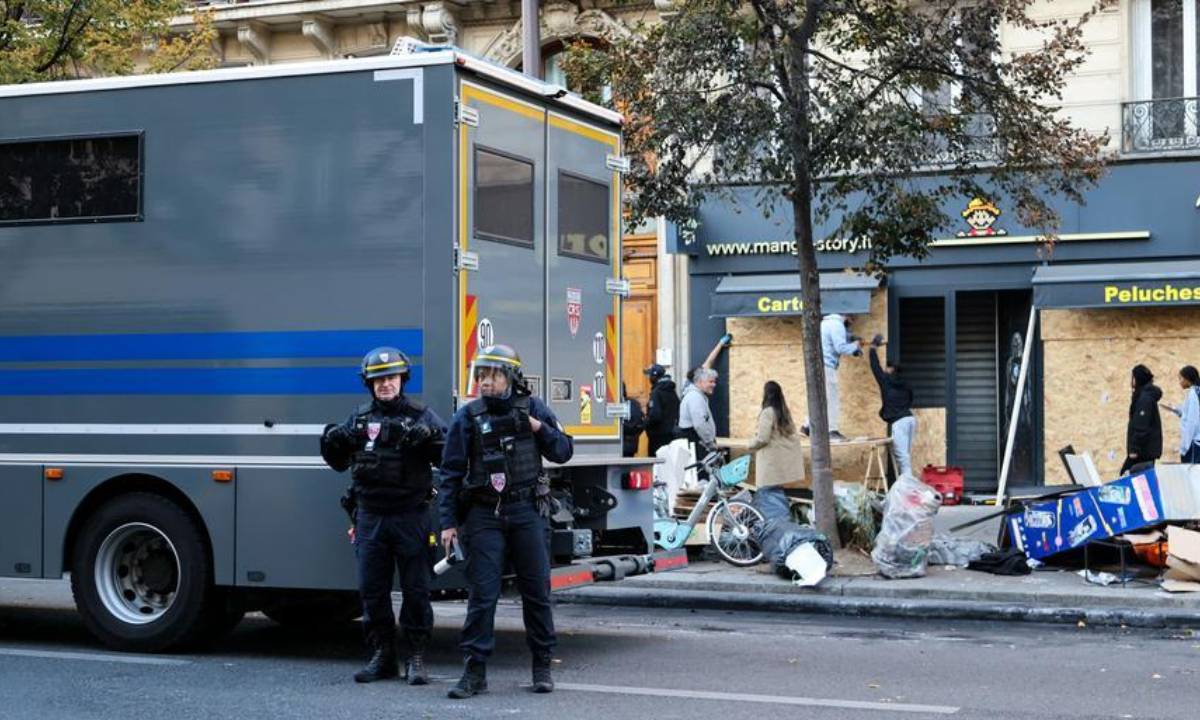 Law enforcement officers stand guard outside a shop in Paris, France, Oct. 18, 2026.  (Xinhua/Wu Huiwo)