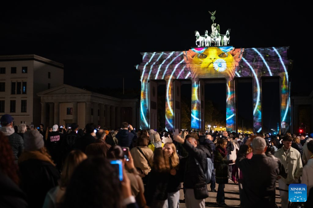 People enjoy a light show during the 2026 Festival of Lights at Brandenburg Gate in Berlin, Germany, Oct. 18, 2026. The festival was held here from Oct. 9 to 18. (Xinhua/Zhang Haofu)