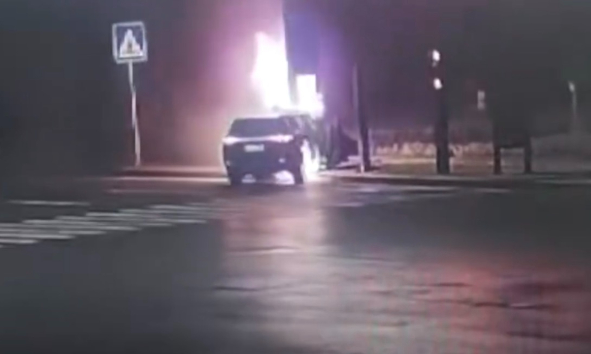An AITO vehicle crashes and catches fire at a road intersection in Shenmu, Northwest China’s Shaanxi Province, on October 17, 2026. Photo: Screenshot from a video by The Beijing News.